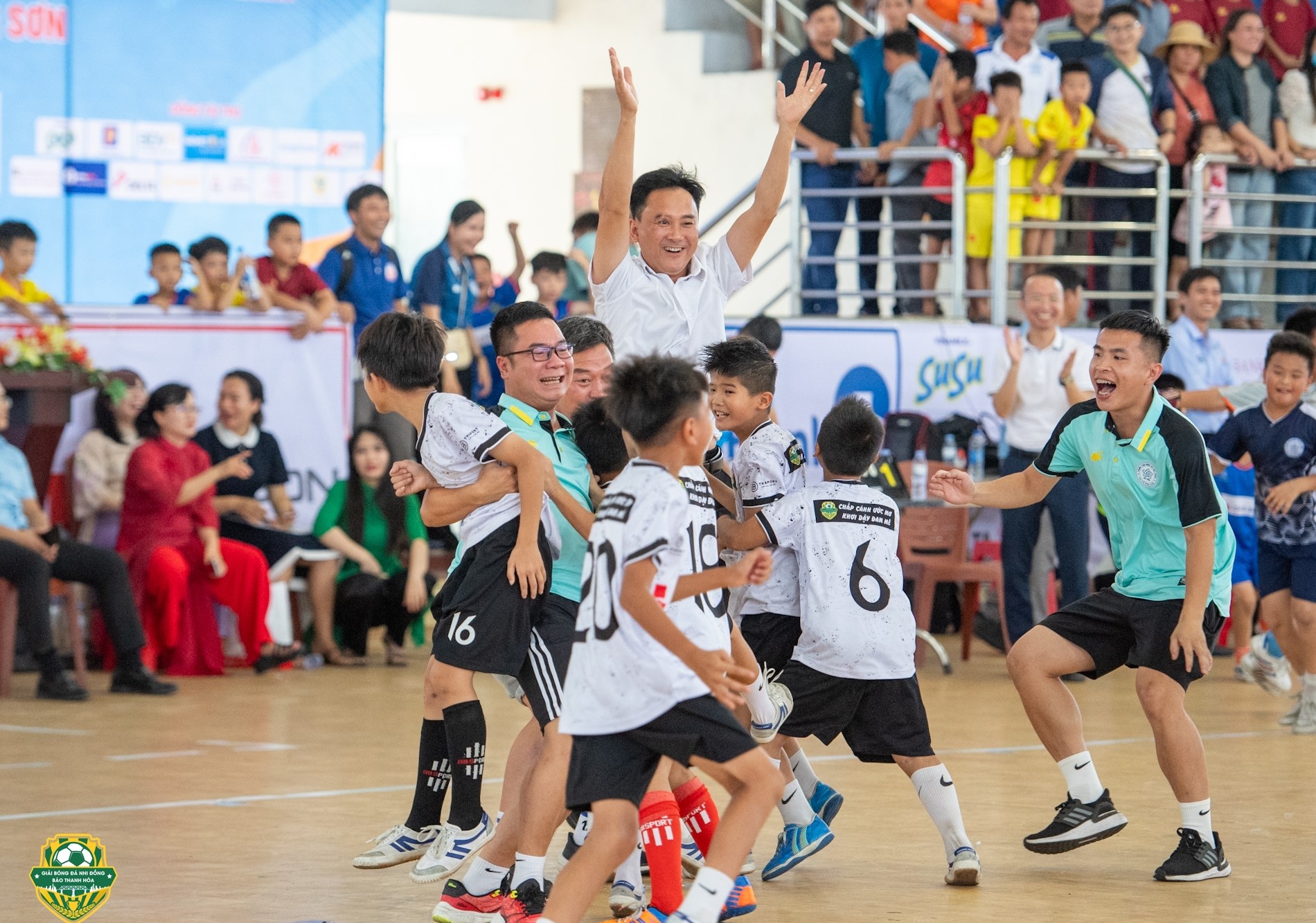 U10 Nghi Sơn vỡ òa cảm xúc với chiến thắng trên chấm luân lưu U10 Nghi Sơn vỡ òa cảm xúc với chiến thắng trên chấm luân lưu