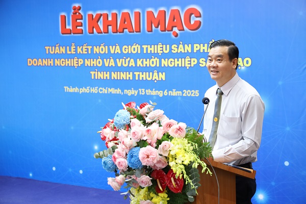 Ông Nguyễn Anh Minh, PGĐ Trung tâm Xúc tiến Đầu tư, Thương mại và Du lịch tỉnh Ninh Thuận phát biểu trong lễ khai mạc