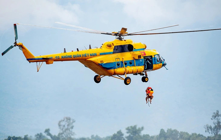 Trực thăng và tổ tìm kiếm cứu hộ, cứu nạn đường không của Trung đoàn 916 luyện tập tình huống cứu nạn - Ảnh minh họa: Báo Phòng không - Không quân Trực thăng và tổ tìm kiếm cứu hộ, cứu nạn đường không của Trung đoàn 916 luyện tập tình huống cứu nạn - Ảnh minh họa: Báo Phòng không - Không quân