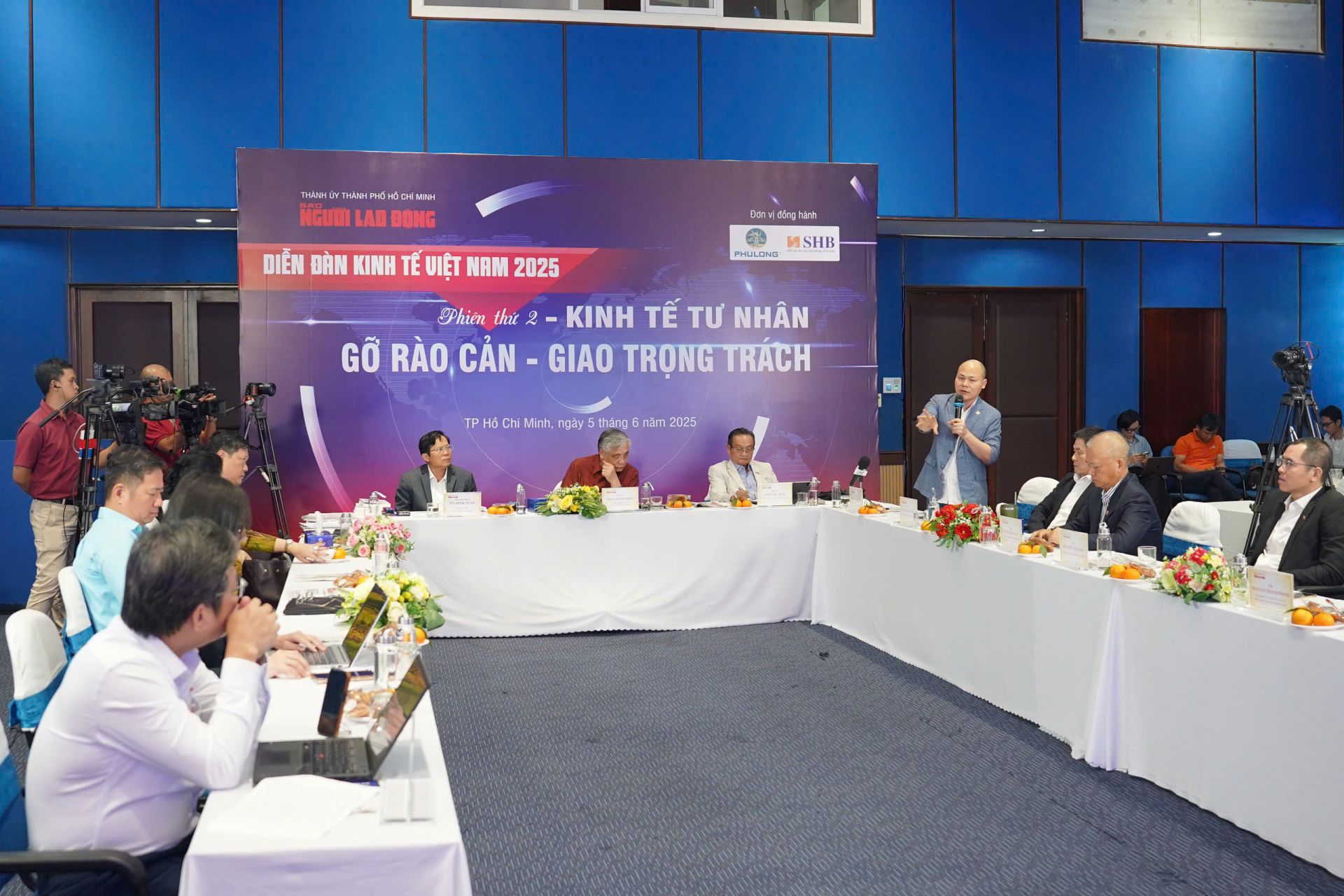 Quang cảnh Diễn đàn Kinh tế Việt Nam 2025, phiên thảo luận thứ hai với chủ đề “Kinh tế tư nhân: Gỡ rào cản - giao trọng trách” Quang cảnh Diễn đàn Kinh tế Việt Nam 2025, phiên thảo luận thứ hai với chủ đề “Kinh tế tư nhân: Gỡ rào cản - giao trọng trách”