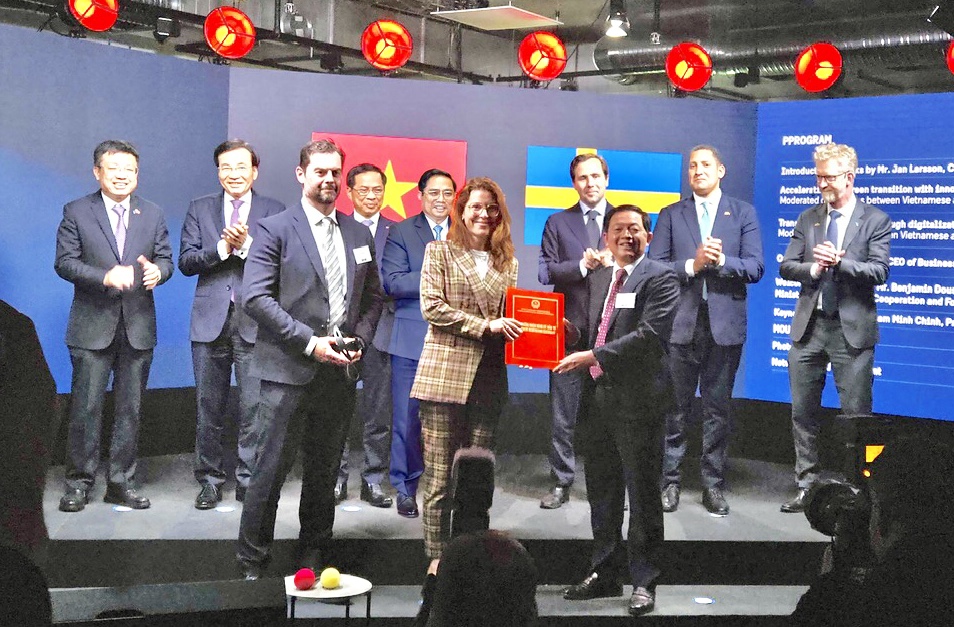 Bình Định trao Giấy chứng nhận đầu tư dự án 1 tỷ USD cho Tập đoàn SYRE - Thụy Điển