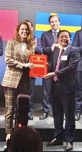 Ông Hồ Quốc Dũng (bên phải) trao Giấy chứng nhận Đăng ký đầu tư cho lãnh đạo Tập đoàn Syre. Ảnh: N-P Ông Hồ Quốc Dũng (bên phải) trao Giấy chứng nhận Đăng ký đầu tư cho lãnh đạo Tập đoàn Syre. Ảnh: N-P