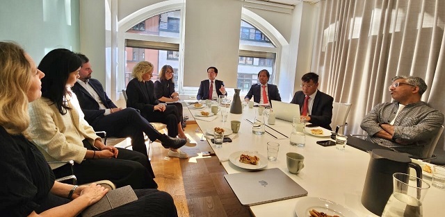 Quang cảnh buổi làm việc của lãnh đạo tỉnh Bình Định với Tập đoàn Syre. Ảnh: Nghĩa-Phúc Quang cảnh buổi làm việc của lãnh đạo tỉnh Bình Định với Tập đoàn Syre. Ảnh: Nghĩa-Phúc