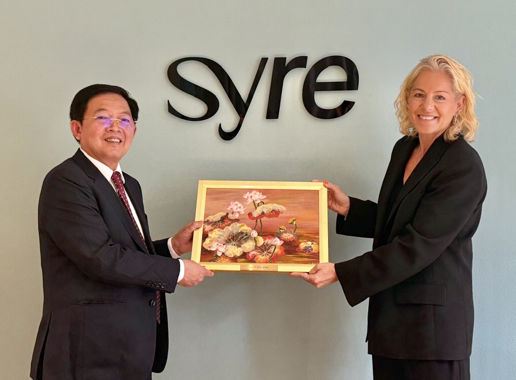 Ông Hồ Quốc Dũng (bên trái) tặng quà lãnh đạo Tập đoàn Syre. Ảnh: N-P Ông Hồ Quốc Dũng (bên trái) tặng quà lãnh đạo Tập đoàn Syre. Ảnh: N-P