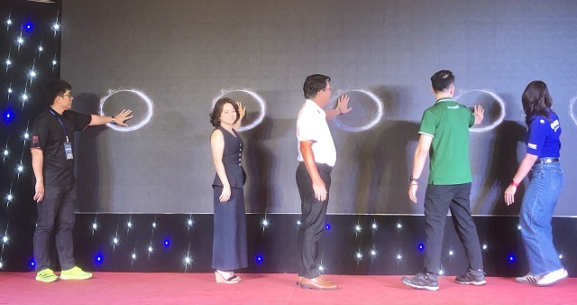 BTC và lãnh đạo quan khách thực hiện nghi thức khởi động VnExpress Marathon Quy Nhơn 2025. Ảnh: Viết Hiền BTC và lãnh đạo quan khách thực hiện nghi thức khởi động VnExpress Marathon Quy Nhơn 2025. Ảnh: Viết Hiền