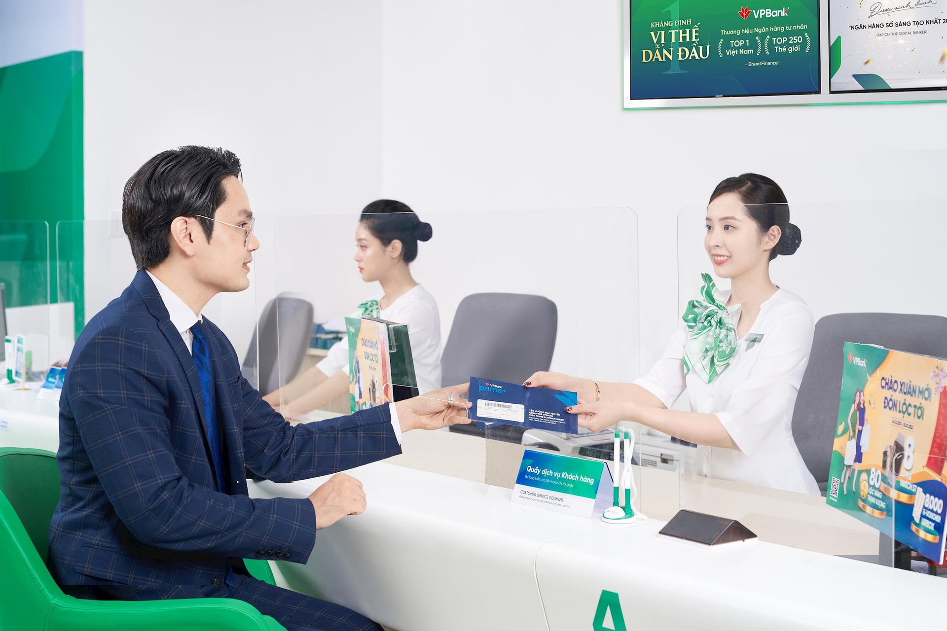 VPBank) vừa điều chỉnh giảm lãi suất huy động với mức giảm 0,1%/năm ở các kỳ hạn từ 1-36 tháng đối với sản phẩm tiết kiệm tại quầy và tiết kiệm trực tuyến lĩnh lãi cuối kỳ. (Ảnh minh họa) VPBank) vừa điều chỉnh giảm lãi suất huy động với mức giảm 0,1%/năm ở các kỳ hạn từ 1-36 tháng đối với sản phẩm tiết kiệm tại quầy và tiết kiệm trực tuyến lĩnh lãi cuối kỳ. (Ảnh minh họa)