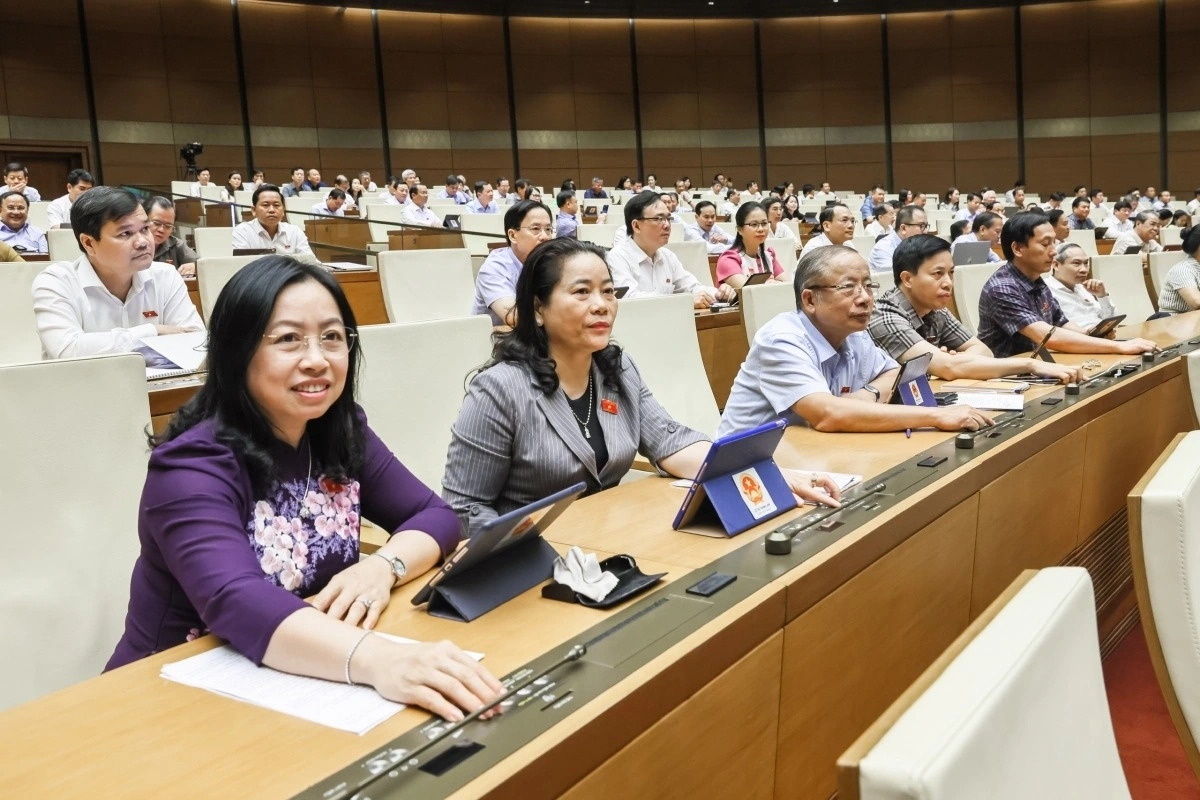 Đại biểu Quốc hội ấn nút biểu quyết thông qua Nghị quyết về việc sắp xếp đơn vị hành chính cấp tỉnh năm 2025. Đại biểu Quốc hội ấn nút biểu quyết thông qua Nghị quyết về việc sắp xếp đơn vị hành chính cấp tỉnh năm 2025.