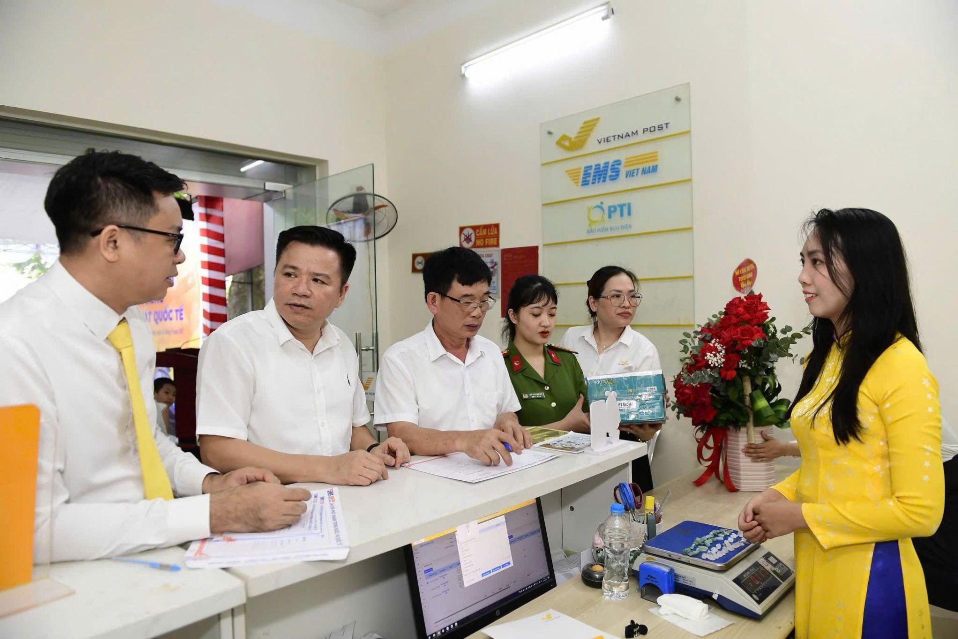 Các đại biểu tham quan trải nghiệm các dịch vụ tại Văn phòng chuyển phát quốc tế của Bưu điện tỉnh Tuyên Quang Các đại biểu tham quan trải nghiệm các dịch vụ tại Văn phòng chuyển phát quốc tế của Bưu điện tỉnh Tuyên Quang