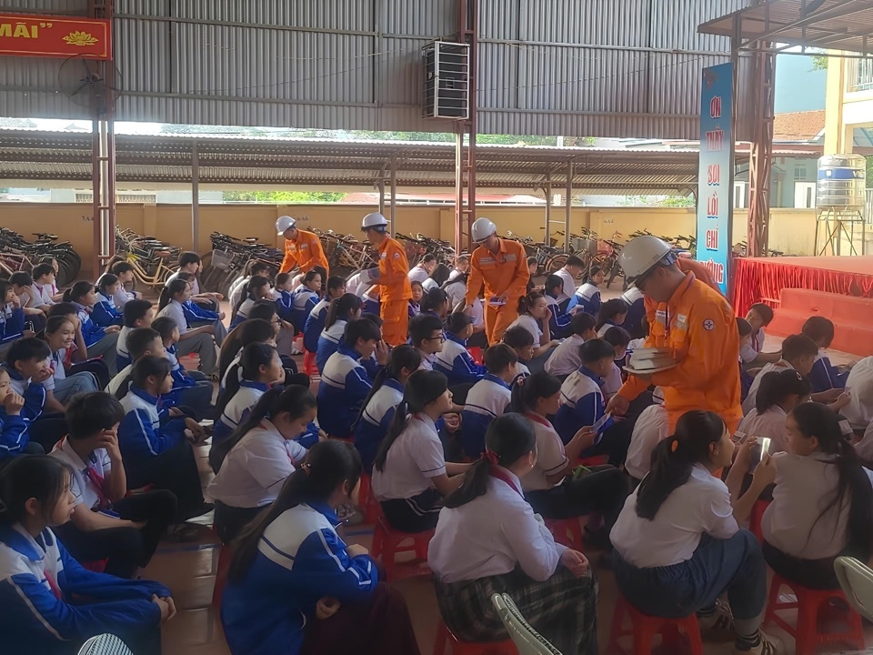 Điện lực Sơn Động (Bắc Giang) tuyên truyền bảo vệ hành lang an toàn lưới điện Điện lực Sơn Động (Bắc Giang) tuyên truyền bảo vệ hành lang an toàn lưới điện