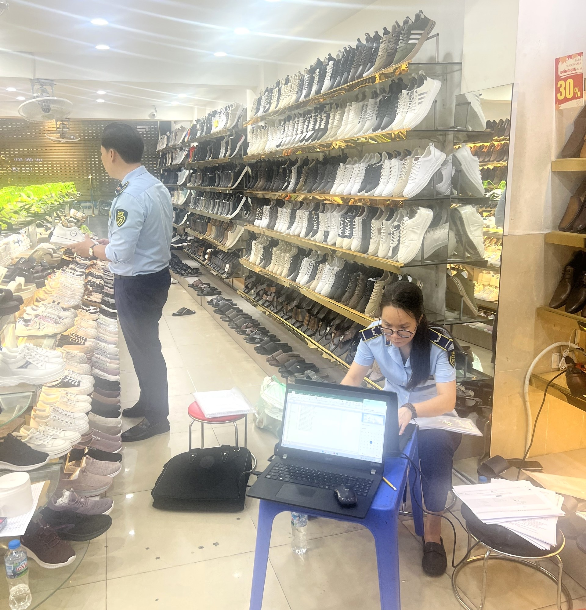 Hà Nội: Tạm giữ hàng nghìn sản phẩm giầy, dép giả mạo nhãn hiệu và không rõ nguồn gốc
