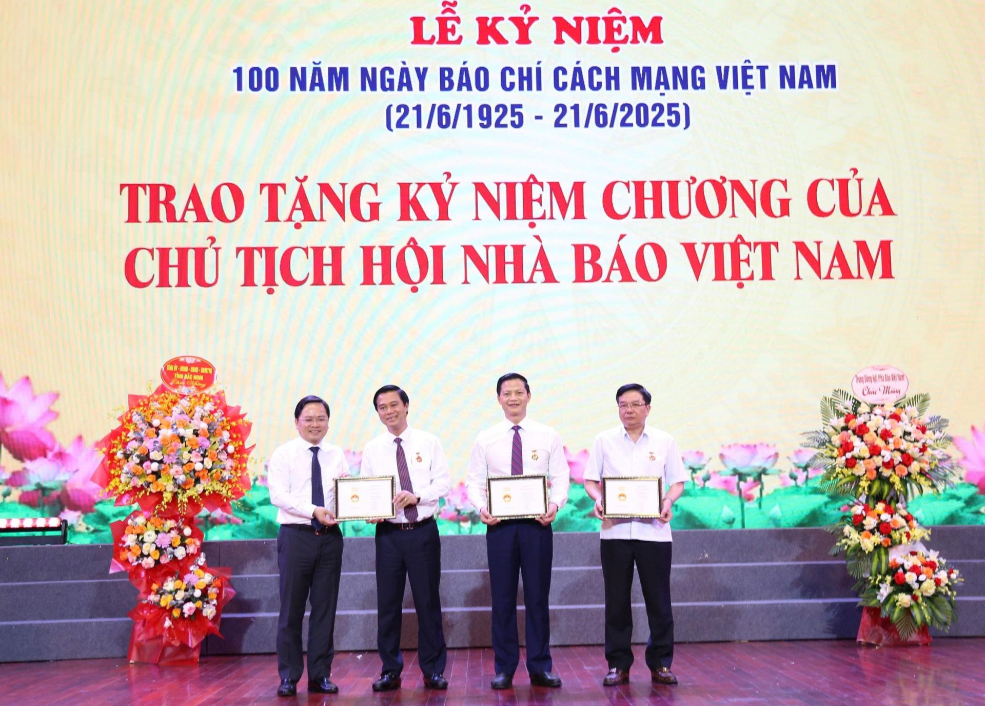 Lãnh đạo tỉnh Bắc Ninh nhận kỷ niệm chương của Hội Nhà báo Việt Nam