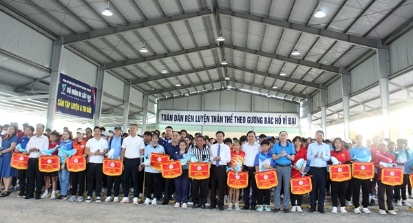 Các đại biểu chụp hình lưu niệm cùng các đơn vị tham gia giải