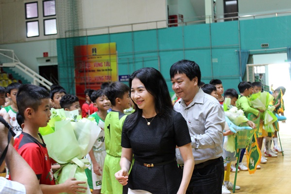 Bà Trần Thị Thu Hiền, Phó Giám đốc Sở VH-TT-DL Bà Rịa - Vũng Tàu cùng nhà báo Phan Việt Hùng, Phó tổng biên tập báo thiếu niên Tiền Phong và nhi đồng, Phó trưởng ban tổ chức giải trao cờ lưu niệm và tặng quà cho các đội bóng tham gia tại giải