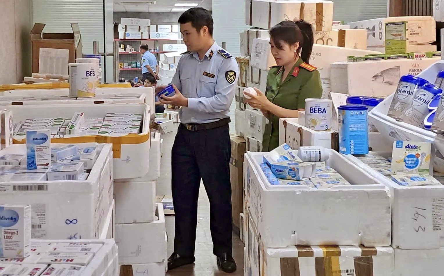 Hà Nội: Kiểm tra điểm lưu giữ sữa, thực phẩm chức năng, mỹ phẩm nhập lậu