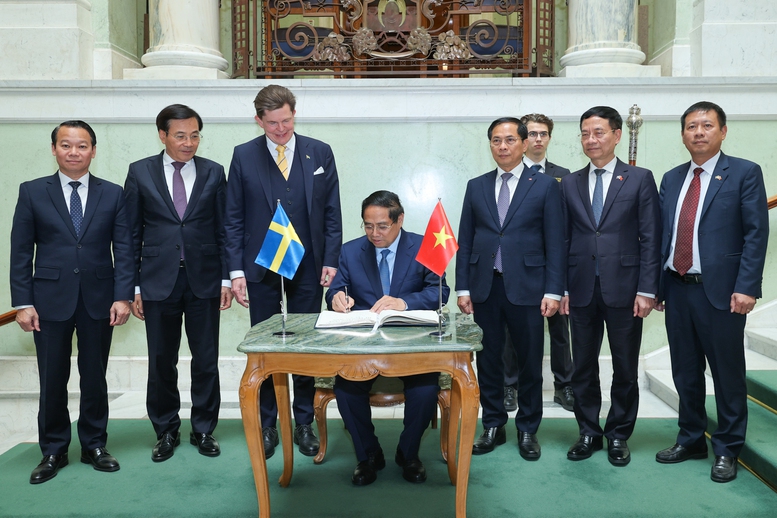 Thủ tướng ghi lưu bút tại Nhà Quốc hội Thụy Điển - Ảnh: VGP/Nhật Bắc