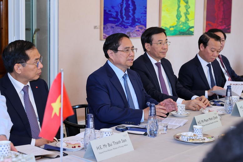 Thủ tướng Chính phủ khẳng định chuyến thăm lần này sẽ góp phần tạo xung lực thúc đẩy hợp tác hai nước, đưa quan hệ hai nước lên tầm cao mới. Hai bên sẽ làm cầu nối cho nhau phát triển quan hệ với ASEAN và EU - Ảnh: VGP/Nhật Bắc