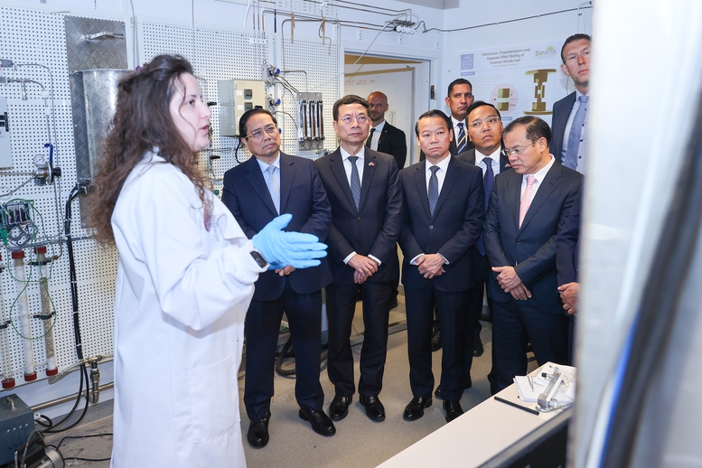 Thủ tướng Phạm Minh Chính tham quan Phòng thí nghiệm hạt nhân của Viện Nghiên cứu Hoàng gia Thụy Điển - Ảnh: VGP/Nhật Bắc