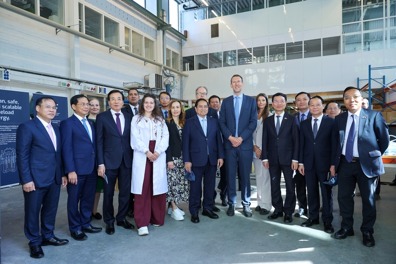 Thủ tướng chụp ảnh lưu niệm khi tham quan Phòng thí nghiệm hạt nhân của Viện Nghiên cứu Hoàng gia Thụy Điển - Ảnh: VGP/Nhật Bắc