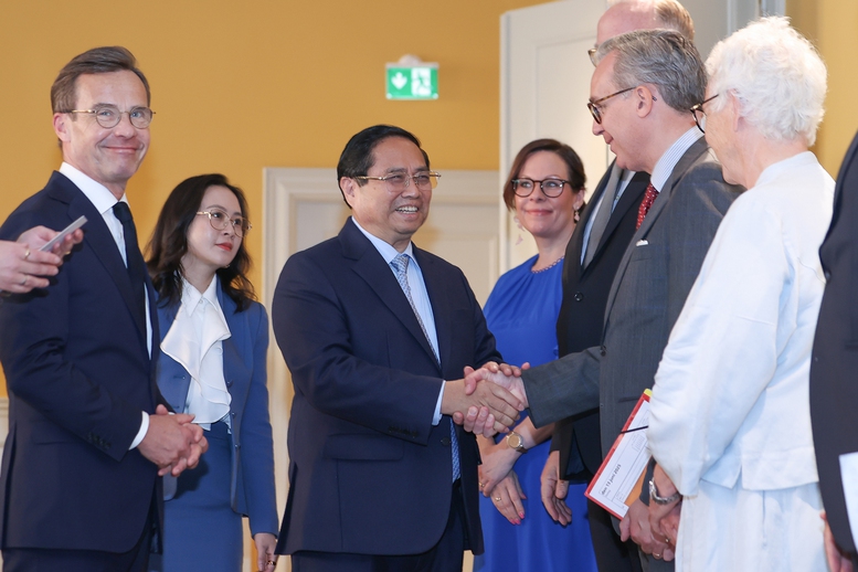 Thủ tướng Thụy Điển Ulf Kristerson giới thiệu Đoàn đại biểu cấp cao Thụy Điển - Ảnh: VGP/Nhật Bắc