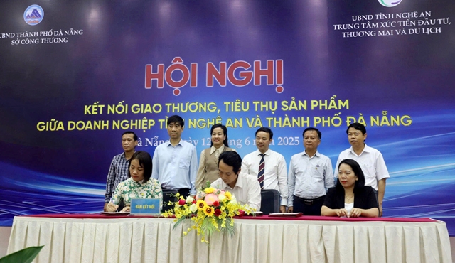 Lễ ký kết thoả thuận hợp tác giữa các doanh nghiệp sản xuất của Nghệ An và các doanh nghiệp phân phối tại Đà Nẵng và các Tập đoàn phân phối lớn trên cả nước.