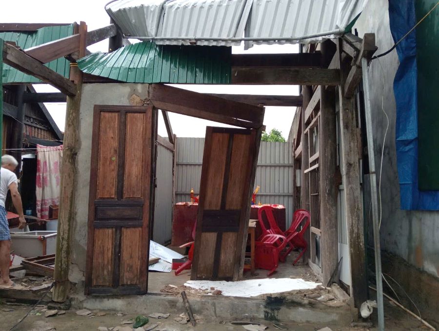 Lốc xoáy khiến nhiều nhà dân ở xã Cẩm Trung bị thiệt hại nặng. Lốc xoáy khiến nhiều nhà dân ở xã Cẩm Trung bị thiệt hại nặng.