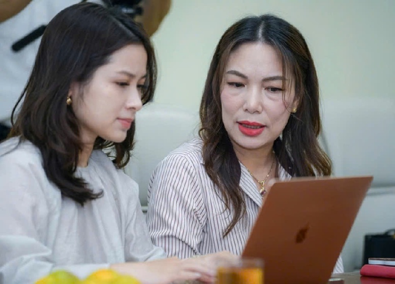 Bà Đinh Thị Thúy - Phó chủ tịch HĐQT Công ty cổ phần MISA tham gia giải đáp trực tuyến - Ảnh: VGP/HT Bà Đinh Thị Thúy - Phó chủ tịch HĐQT Công ty cổ phần MISA tham gia giải đáp trực tuyến - Ảnh: VGP/HT
