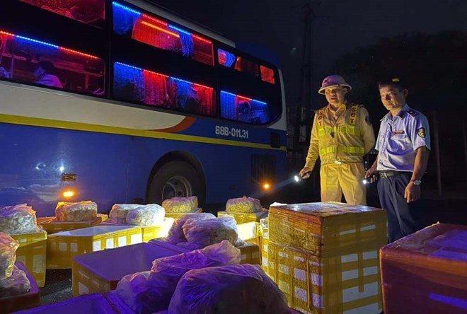Phát hiện, thu giữ 240kg chả mực không rõ nguồn gốc trên xe khách