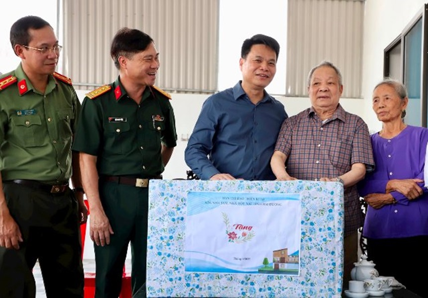 Lãnh đạo tỉnh Hải Dương tới thăm,chúc mừng gia đình bà Nguyễn Thị Hào thuộc diện hộ nghèo ở khu dân cư Tiền Đinh (phường Cộng Hoà) Lãnh đạo tỉnh Hải Dương tới thăm,chúc mừng gia đình bà Nguyễn Thị Hào thuộc diện hộ nghèo ở khu dân cư Tiền Đinh (phường Cộng Hoà)