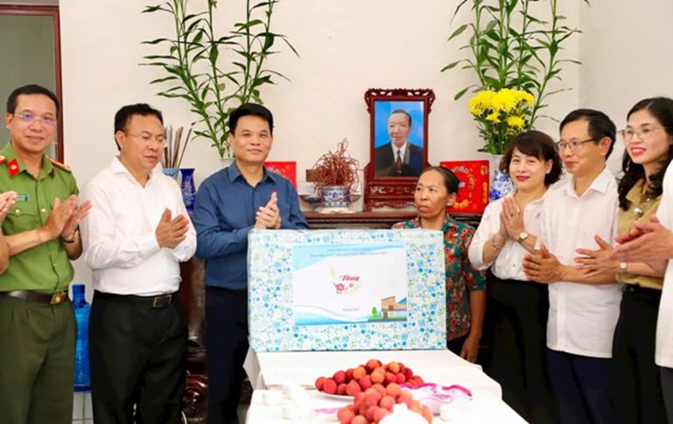 Lãnh đạo tỉnh Hải Dương thăm tặng quà gia đình được hỗ trợ xoá nhà tạm, nhà dột nát