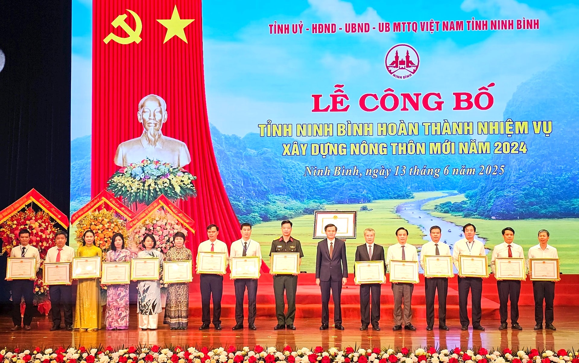 Bí thư Tỉnh ủy Đoàn Minh Huấn trao Bằng khen cho các tập thể có thành tích xuất sắc trong phong trào thi đua “Cả nước chung sức xây dựng NTM” giai đoạn 2021-2025 trên địa bàn tỉnh. Bí thư Tỉnh ủy Đoàn Minh Huấn trao Bằng khen cho các tập thể có thành tích xuất sắc trong phong trào thi đua “Cả nước chung sức xây dựng NTM” giai đoạn 2021-2025 trên địa bàn tỉnh.
