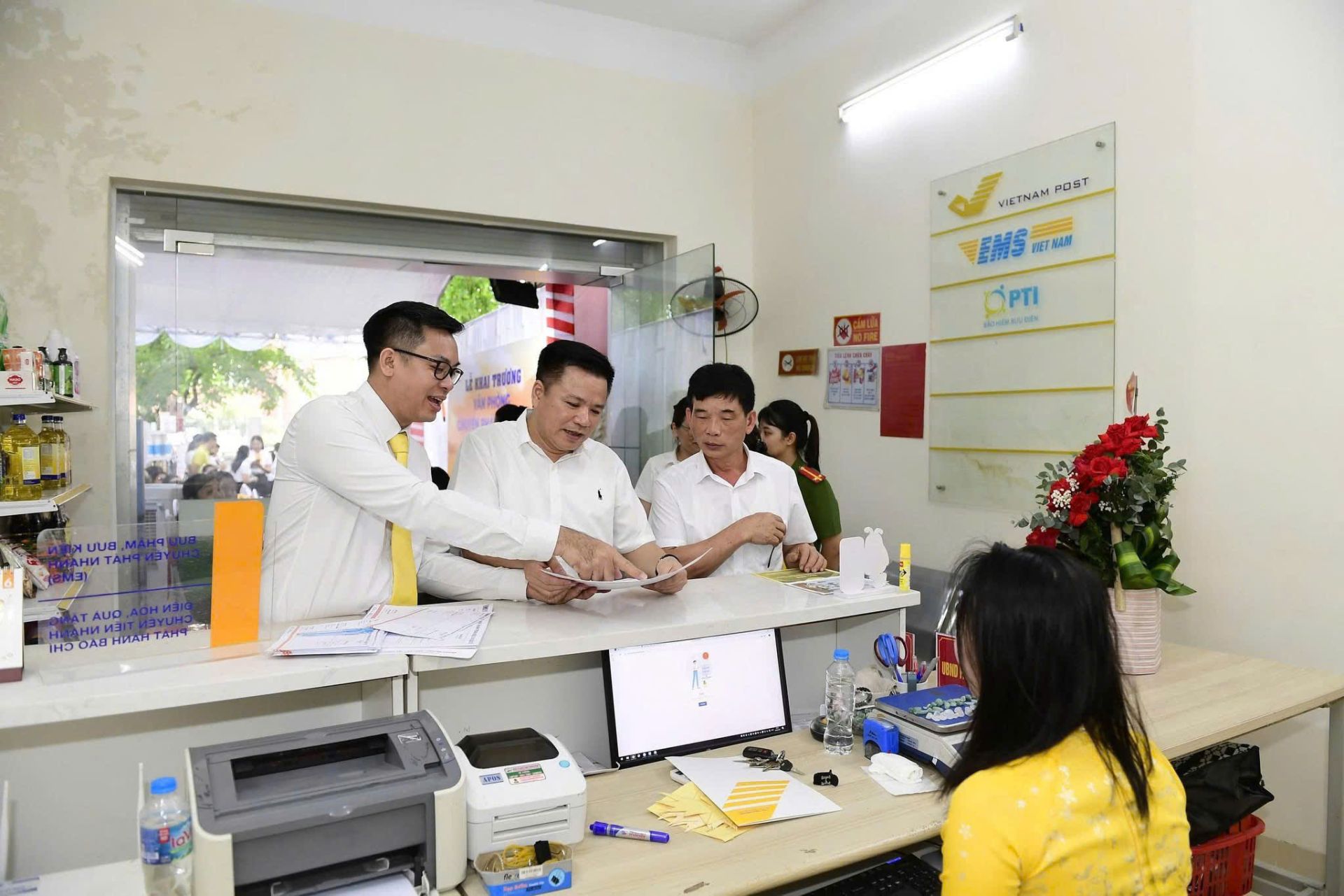 Giám đốc Bưu điện tỉnh Tuyên Quang Nghiêm Tuấn Anh giới thiệu với các vị đại biểu dịch vụ tại Văn phòng chuyển phát quốc tế tại Bưu điện Cầu Chả