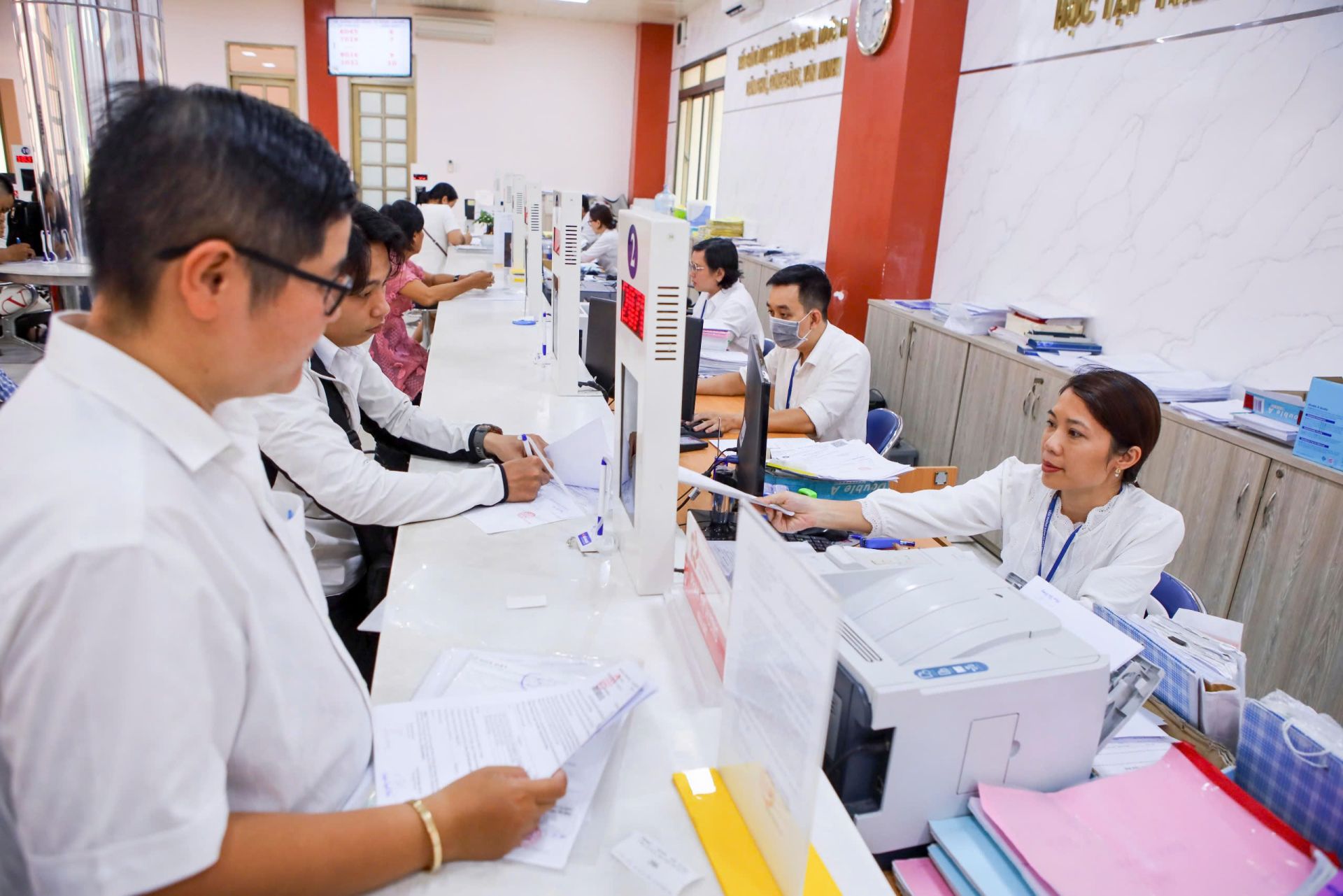 TP. Hồ Chí Minh siết chặt quy trình: Không để dân chờ quá 20 phút khi nộp hồ sơ