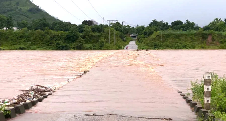 Bão số 1 gây mưa lớn khiến nước lũ dâng cao, chảy xiết qua các đập tràn ở huyện miền núi Quảng Trị