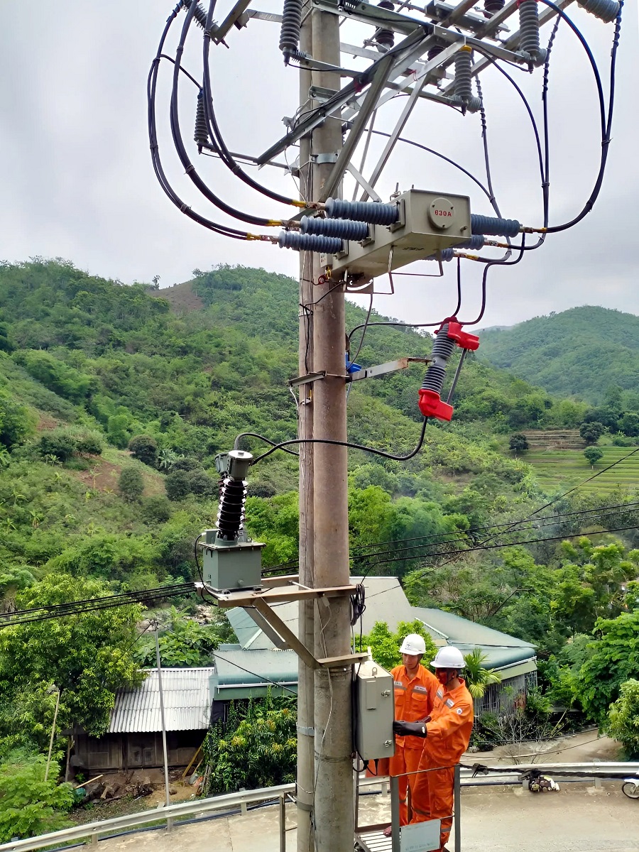 Công nhân Quản lý vận hành PC Thanh Hóa thao tác đóng điện công trình Công nhân Quản lý vận hành PC Thanh Hóa thao tác đóng điện công trình