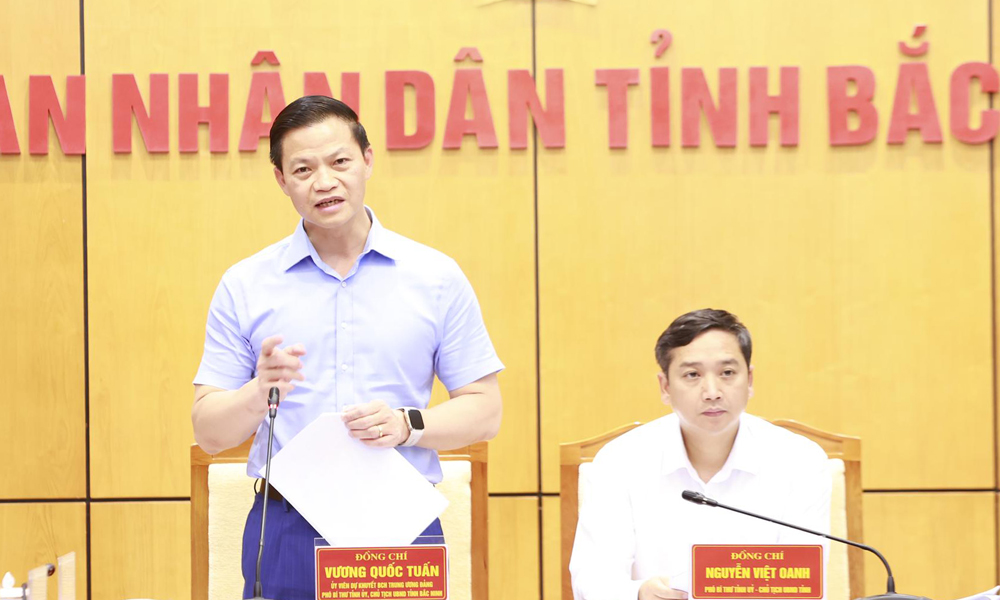 Đồng chí Vương Quốc Tuấn - Chủ tịch UBND tỉnh Bắc Ninh trao đổi về các chỉ tiêu kinh tế - xã hội.