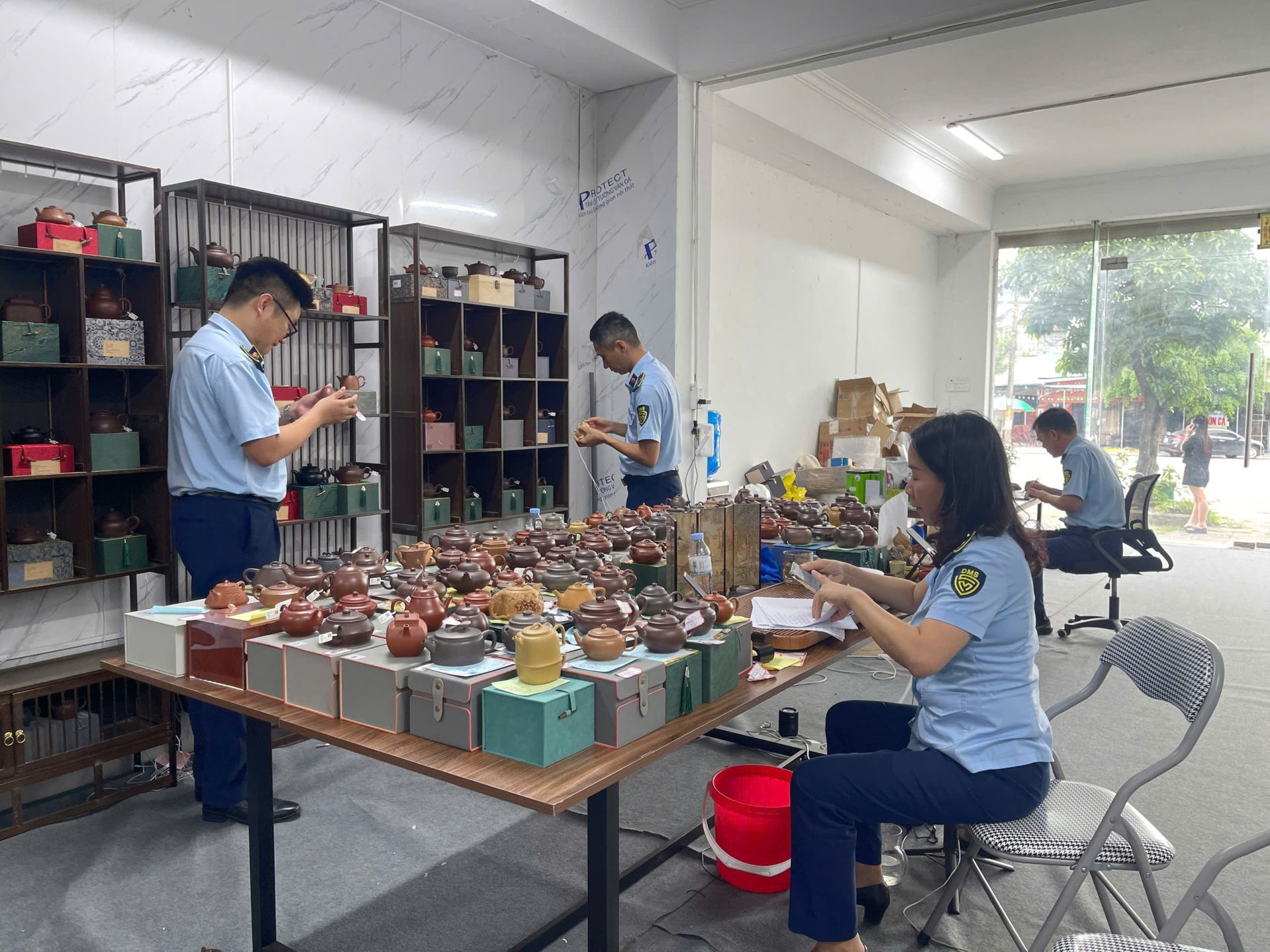 Đội QLTT số 1 kiểm tra Hộ kinh doanh Xưởng ấm trà Tử Sa