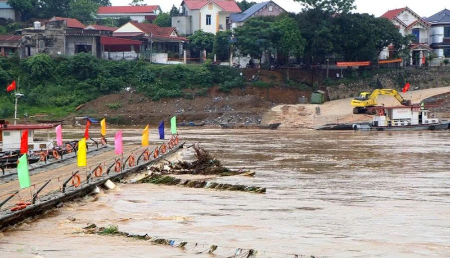 Phú Thọ: Tạm thời vận hành phà quân sự phục vụ người dân qua cầu Phong Châu
