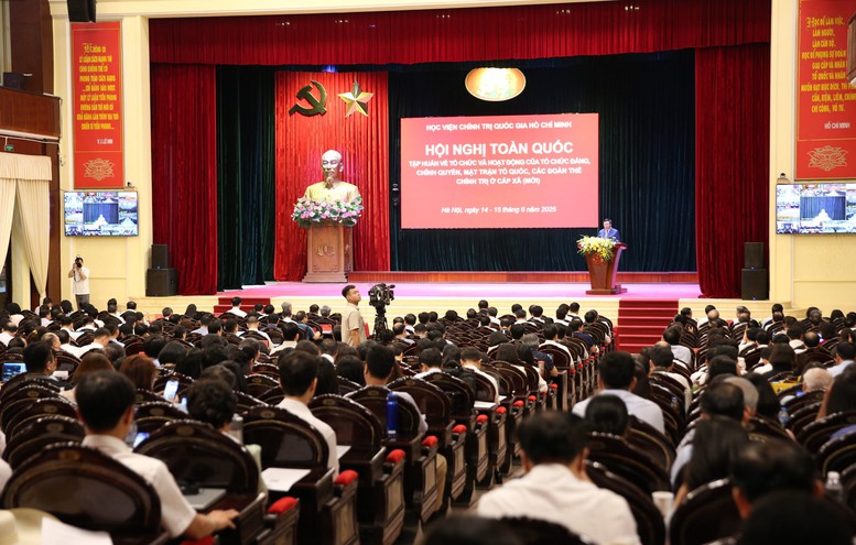 Giám đốc Học viện Chính trị quốc gia Hồ Chí Minh Nguyễn Xuân Thắng nhấn mạnh, với thời gian không dài, đề nghị các đồng chí phát huy cao nhất tinh thần trách nhiệm, khắc phục khó khăn, tham gia một cách chủ động, đầy đủ, hoàn thành tốt mục tiêu chương trình tập huấn đề ra - Ảnh: VGP/Nguyễn Hoàng