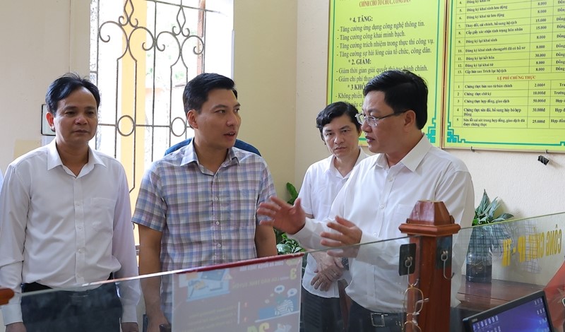 Phó Chủ tịch UBND tỉnh Mai Xuân Liêm kiểm tra hạ tầng CNTT - TT phục vụ hoạt động của chính quyền địa phương 2 cấp tại huyện Thiệu Hóa. Phó Chủ tịch UBND tỉnh Mai Xuân Liêm kiểm tra hạ tầng CNTT - TT phục vụ hoạt động của chính quyền địa phương 2 cấp tại huyện Thiệu Hóa.
