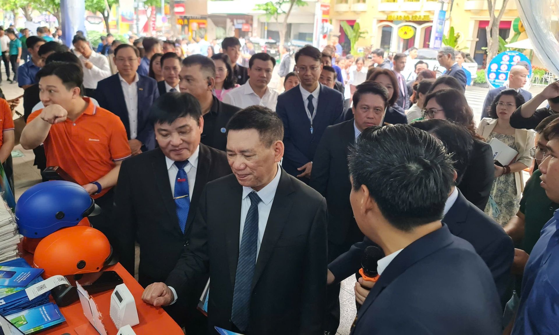 Phó Thủ tướng Hồ Đức Phớc thăm gian hàng của Ngân hàng Sacombank