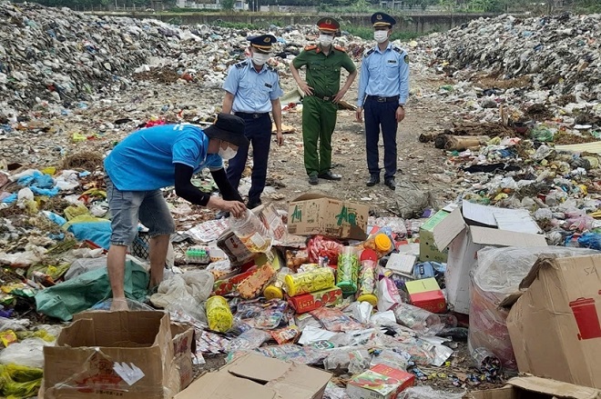 Lực lượng chức năng tổ chức tiêu hủy hàng hóa là tang vật vi phạm Lực lượng chức năng tổ chức tiêu hủy hàng hóa là tang vật vi phạm