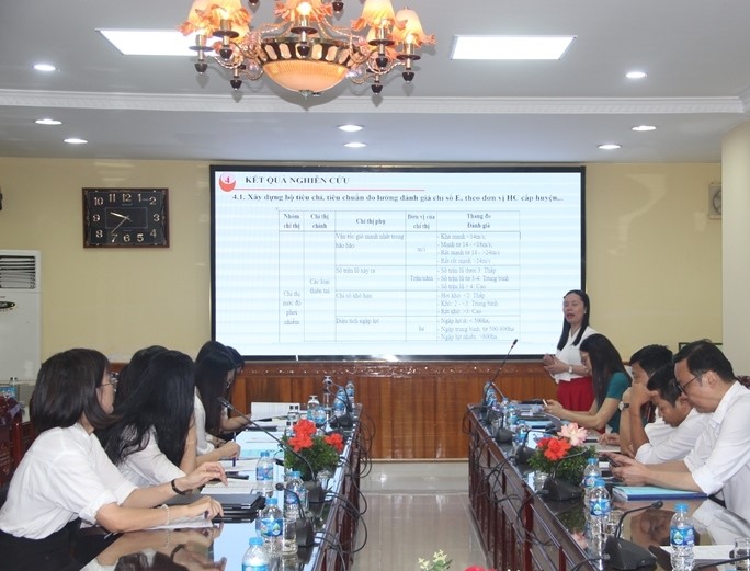 Tác giả trình bày báo cáo tham luận tại hội thảo.