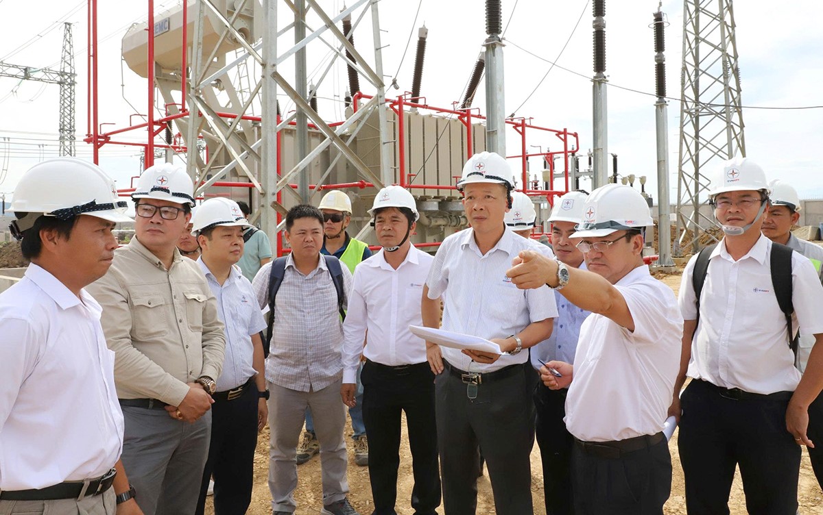 Phó Tổng giám đốc EVNNPT Nguyễn Ngọc Tân cùng đoàn công tác nghe báo cáo tiến độ triển khai Dự án Trạm biến áp 220kV Ninh Hòa (Vạn Ninh) và đường dây đấu nối Phó Tổng giám đốc EVNNPT Nguyễn Ngọc Tân cùng đoàn công tác nghe báo cáo tiến độ triển khai Dự án Trạm biến áp 220kV Ninh Hòa (Vạn Ninh) và đường dây đấu nối