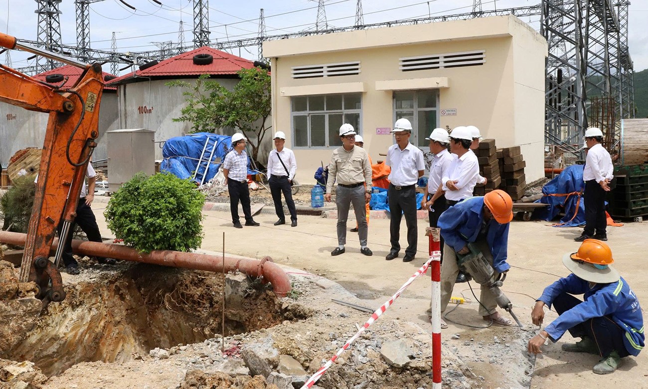 Phó Tổng giám đốc EVNNPT Nguyễn Ngọc Tân cùng đoàn công tác tặng quà động viên các đơn vị thi công Dự án nâng công suất Trạm biến áp 220kV Tuy Hòa Phó Tổng giám đốc EVNNPT Nguyễn Ngọc Tân cùng đoàn công tác tặng quà động viên các đơn vị thi công Dự án nâng công suất Trạm biến áp 220kV Tuy Hòa