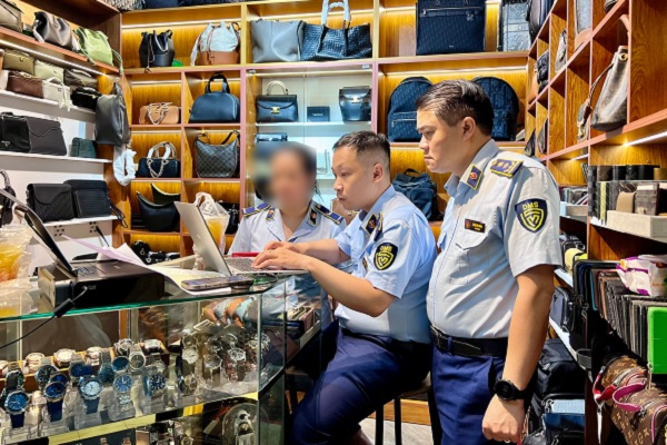 Saigon Square tiếp tục bị kiểm tra, phát hiện sản phẩm nghi là hàng giả