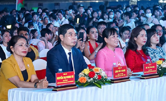 Đại biểu, quan khách tham dự Chương trình Khai màn Lễ hội.