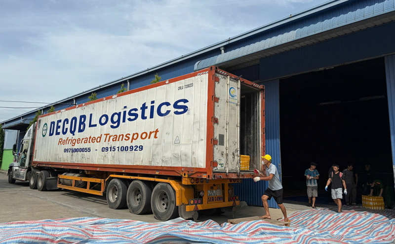 Tổ công tác của Phòng Cảnh sát kinh tế phối hợp các lực lượng chức năng kiểm tra toàn bộ hàng hóa trên xe.