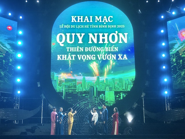 Ban tổ chức và lãnh đạo tỉnh Bình Định thực hiện nghi thức Khai màn Lễ hội Du lịch hè Bình Định – 2025. Ảnh: VH