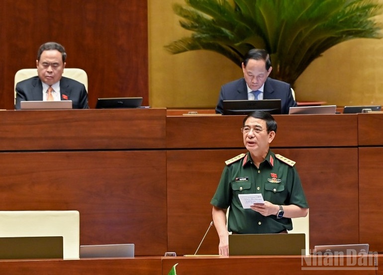 Bộ trưởng Quốc phòng Phan Văn Giang phát biểu tiếp thu, giải trình ý kiến của đại biểu Quốc hội nêu tại phiên họp. (Ảnh: DUY LINH)
