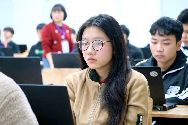 Thí sinh tham dự kỳ thi đánh giá tư duy của Đại học Bách khoa Hà Nội năm 2025 Thí sinh tham dự kỳ thi đánh giá tư duy của Đại học Bách khoa Hà Nội năm 2025